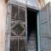 Infine da una porticina accediamo alla loggia esterna che, attraverso unaltra porta malandata e una scala, conduce alla vecchia sala proiezione, situata nella zona retrostante il finestrone centrale